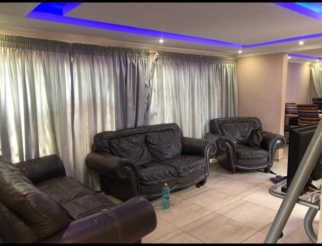 4 BEDROOM HOUSE FOR SALE IN THE ORCHARDS